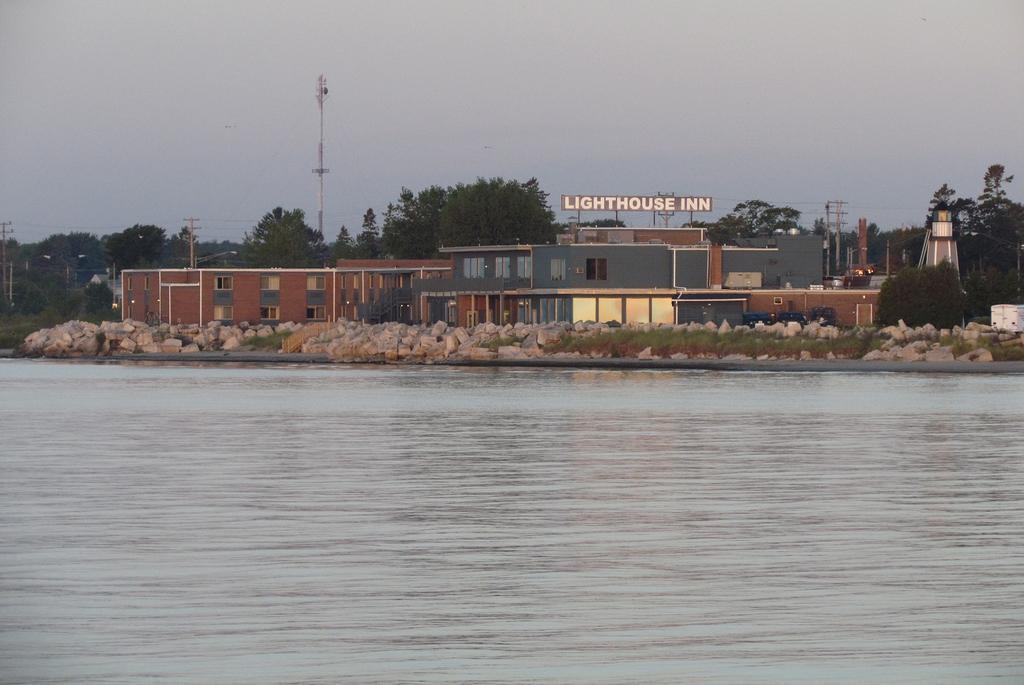 Lighthouse Inn - Two Rivers Exterior photo