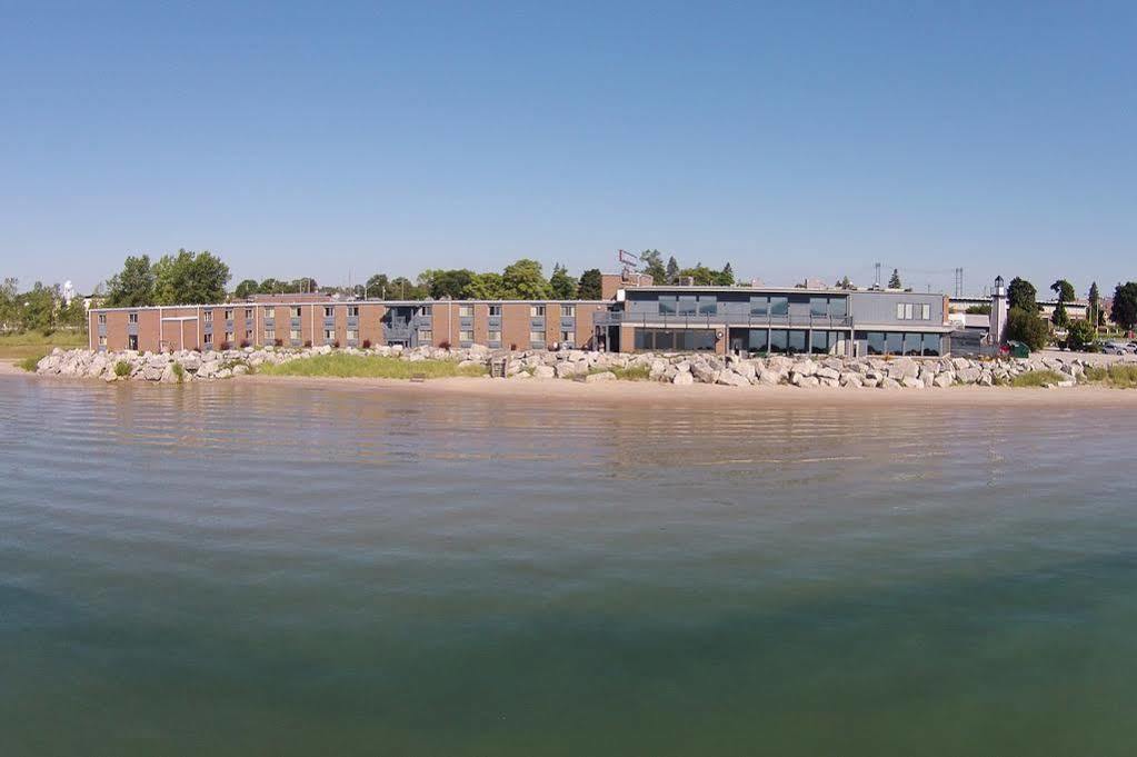Lighthouse Inn - Two Rivers Exterior photo